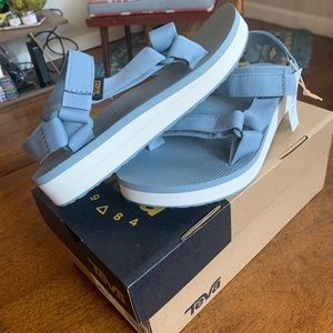 Women’s Tevas Midform